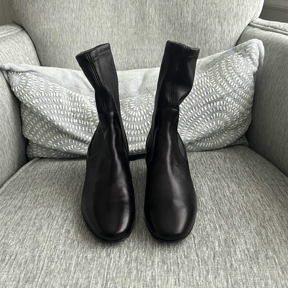 Stuart Whitman leather black booties size 5.5
